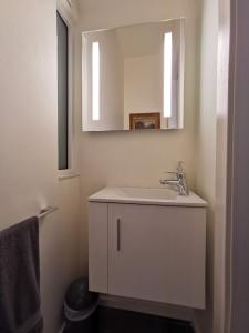 Duplex Maisonette with Heated P-Pool and Jacuzzi的一间浴室
