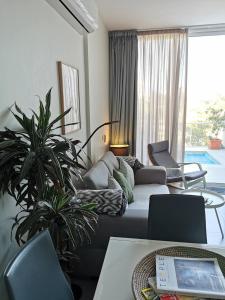 Duplex Maisonette with Heated P-Pool and Jacuzzi的休息区