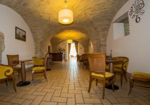 une salle à manger avec des tables et des chaises dans un bâtiment dans l'établissement Il Parco Sul Mare Resort & SPA, à Tortoreto Lido