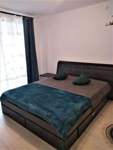 um quarto com uma cama grande e almofadas verdes em CASA Unchiu' ( uncle's house ) em Braşov