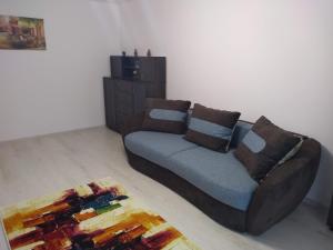 ein Wohnzimmer mit einem Sofa und einem Teppich in der Unterkunft CASA Unchiu' ( uncle's house ) in Braşov