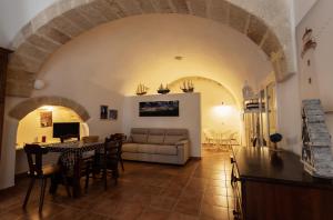 a living room with a table and a couch at Alimarta in Monopoli