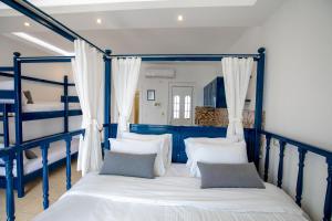 ein blau-weißes Schlafzimmer mit 2 Etagenbetten in der Unterkunft Ammos stegna in Archangelos