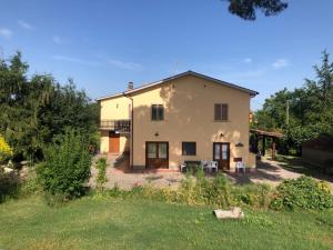 une image d'une maison avec une cour dans l'établissement Podere Telesforo, à Acquapendente