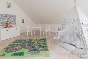 Zimmer mit einem Leguan-Bett im Dachgeschoss in der Unterkunft Ferienwohnungen Bockstraße in Quedlinburg