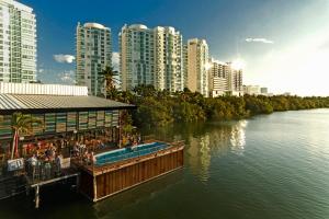 un resort su un fiume in una città con edifici alti di Mayan Monkey Cancun - Social Hotel a Cancún