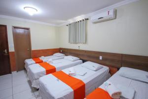 Tempat tidur dalam kamar di Hotel Colonial