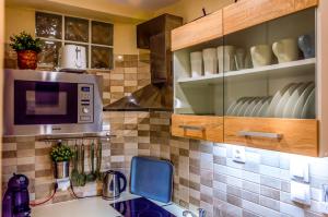 eine Küche mit einer Spüle und einer Mikrowelle in der Unterkunft Zoe's Studio in Athen