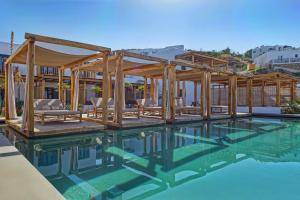 A piscina localizada em Branco Mykonos ou nos arredores