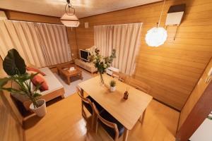 ein Wohnzimmer mit einem Tisch und einem Sofa in der Unterkunft Nakajima Park West House / Vacation STAY 5418 in Sapporo