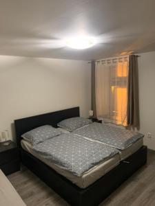 Una cama o camas en una habitación de Penzion Fortuna Žatec