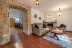 帕拉福爾斯的住宿－Masia Can Magan Lux, Ideal Grupos 20pax，客厅设有石制壁炉和沙发。