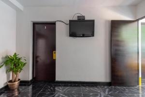 TV a/nebo společenská místnost v ubytování CAMPO VALDES PARK HOSTEL