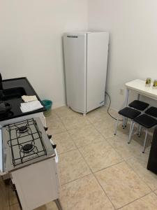 Dapur atau dapur kecil di Apartamento beira da Praia das Ondinas