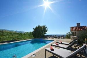 Bazén v ubytovaní Villa Anteana with view and pool of 60m2 alebo v jeho blízkosti