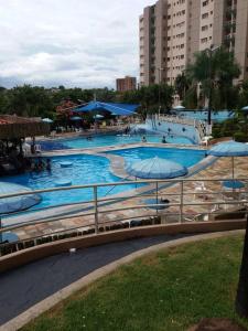 una gran piscina con sombrillas y gente en ella en Apartamento Ecologic Park, en Caldas Novas