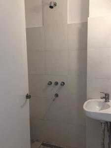La salle de bains est pourvue d'une douche et d'un lavabo. dans l'établissement Casa Nanet Hotel, à Mar del Plata