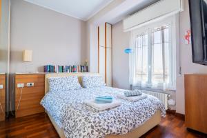 ein Schlafzimmer mit einem Bett mit zwei Handtüchern darauf in der Unterkunft Coni Zugna in Mailand