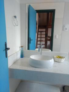 een badkamerbar met een wastafel en een spiegel bij Pousada Recanto de Minas - no Centro in Tiradentes