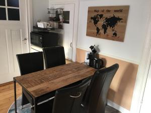 une salle à manger avec une table en bois et des chaises noires dans l'établissement Het Huis, à Velp