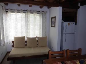 ein Schlafzimmer mit einem Bett mit Kissen und einem Fenster in der Unterkunft 4 SOLES in Villa Gesell