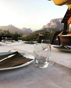 a table with glasses on top of a table with mountains at Il Cuccaro B&B-Bike Friendly in Eboli
