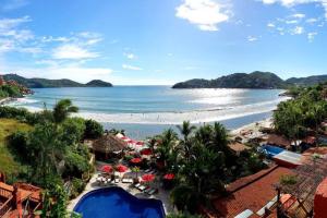 Gallery image of Newer & Roomy w/2 Pools. No Car Needed. Beaches, Restaurants & Shopping W/I walking distance. Taxis and buses abundant for reasonable price if needed in Zihuatanejo