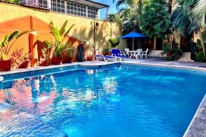Gallery image of Newer & Roomy w/2 Pools. No Car Needed. Beaches, Restaurants & Shopping W/I walking distance. Taxis and buses abundant for reasonable price if needed in Zihuatanejo