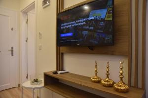 MENAR HOTEL&SUITES -Old City Sultanahmet的电视和/或娱乐中心