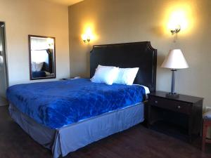 Katil atau katil-katil dalam bilik di Lone Star Inn & Suites