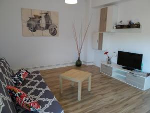 Apartamento Mudejar في تيرويل: غرفة معيشة مع أريكة وطاولة