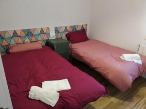 dos camas sentadas una al lado de la otra en una habitación en Apartamento Mudejar, en Teruel