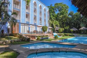 uma piscina em frente a um edifício em Hotel Maya Palenque em Palenque