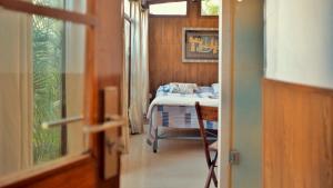 Habitación con mesa y habitación con ventana en International Travellers' Hostel by ITH Stays, en Varanasi