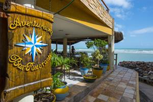 un ristorante con un cartello con una stella sul lato di un edificio di Pipas Bay - FLAT BEIRA MAR a Pipa