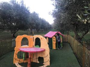 Lasten leikkialue majoituspaikassa Vardis Olive Garden