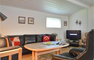 uma sala de estar com um sofá e uma mesa em Sptten em Brovst