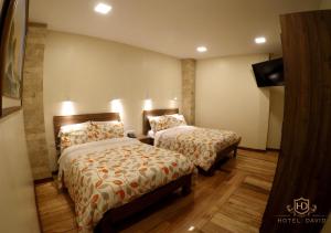 سرير أو أسرّة في غرفة في Hotel David