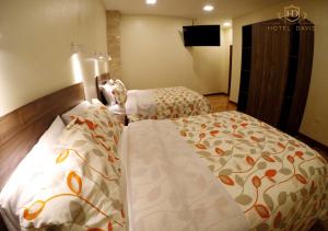 سرير أو أسرّة في غرفة في Hotel David