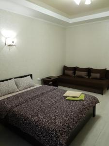 En eller flere senge i et værelse på Apartment Lutsk Centre