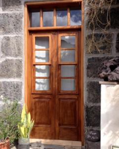 uma porta de madeira num edifício de tijolos com em Casa Gio em Arure