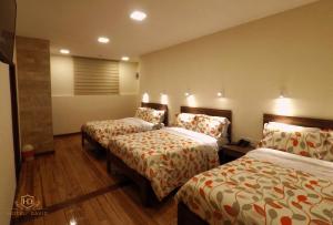 سرير أو أسرّة في غرفة في Hotel David