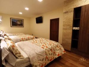 سرير أو أسرّة في غرفة في Hotel David