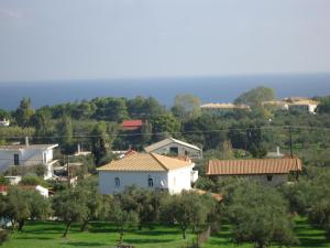 una pequeña ciudad en las colinas con casas y árboles en Valentino Villas & Apartments en Vasilikos