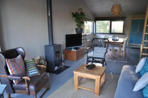 sala de estar con sofá y fogones en Studio Kilsdonk en Dinther
