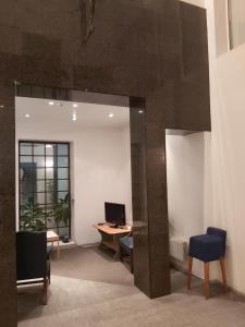 塔林的住宿－Majaka Hostel，办公室,配有一张桌子、一台电脑和镜子