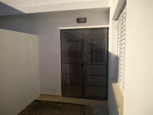 a room with a closet with a glass door at Departamento los sunchos in Sunchales