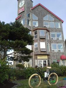 una bicicleta estacionada frente a un edificio con una torre del reloj en The Seaside Oceanfront Inn, en Seaside