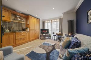 カンタベリーにあるSuper Funky Spire View Cottage - FREE Gated Parking - Ultra WiFiのソファとテレビのあるリビングルーム