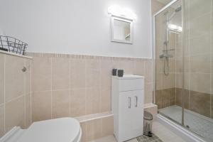 カンタベリーにあるSuper Funky Spire View Cottage - FREE Gated Parking - Ultra WiFiのトイレとシャワー付きのバスルーム +29枚の写真